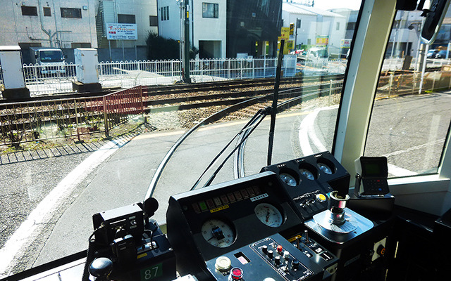 荒川車庫に入庫する都電8800形貸切電車（D2Cグループのツイストラボが実施した「都電貸切アイデア発想ワークショップ」（3月5日、早稲田大学、早稲田～荒川車庫前））