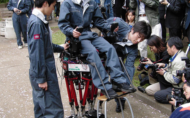 人間搭乗型二足歩行ロボット…パラレルリンクで軽量化