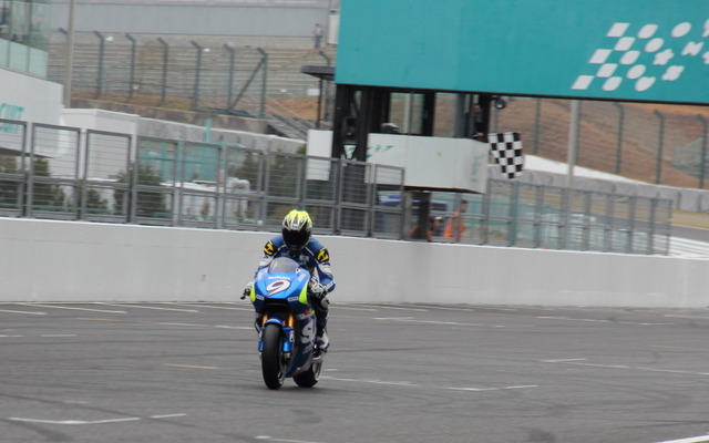 今年からMotoGPに復帰するSUZUKI『GSX-RR』のデモラン