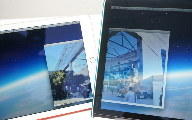 画面の左右半分ずつを2台のモニターを使って表示。MacBook（右画面）からiPad（左画面）へPhotoshopのウィンドウを動かしてみた