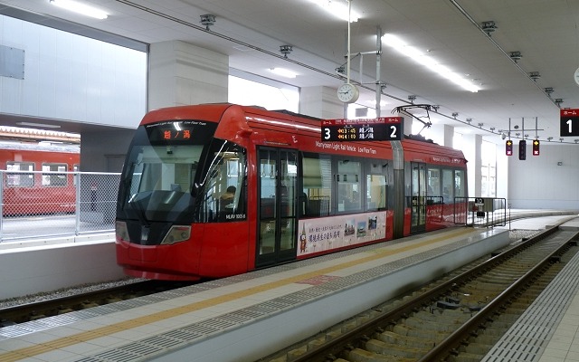 万葉線は3月14日にダイヤ改正を実施。早朝の一部の電車で運行時刻を変更する。写真は高岡駅停留場を発車する万葉線の電車。