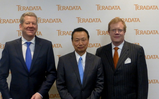 日本テラデータ「2015年事業戦略発表　記者会見」左からテラデータ・コーポレーション共同社長ハーマン・ウィマー氏、日本テラデータ　代表取締役社長吉川幸彦氏、テラデータ・ラボ　プレジデント　スコット・ナウ氏。