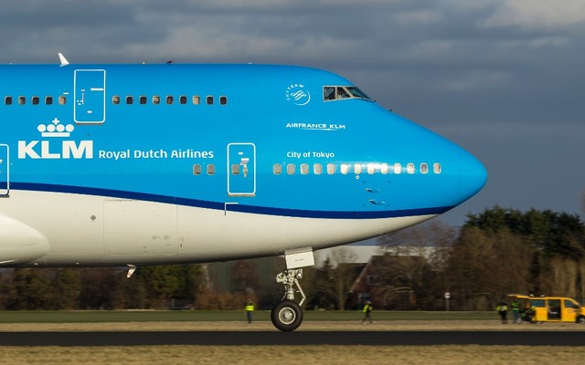 KLMオランダ航空、新塗装のB747がアムステルダムに到着(1)
