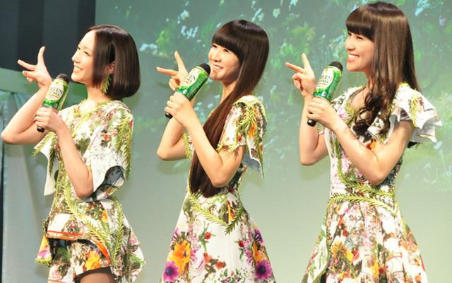 “森の妖精”風の衣装に照れる「Perfume」の3人／大本綾乃（のっち）＆樫野有香（かしゆか）＆西脇綾香（あ～ちゃん）