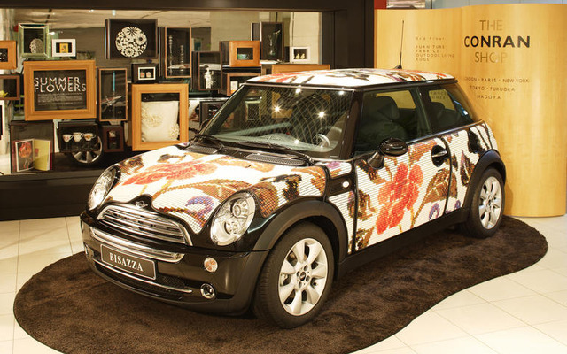 ザ・コンランショップにモザイクタイルを身につけた MINI