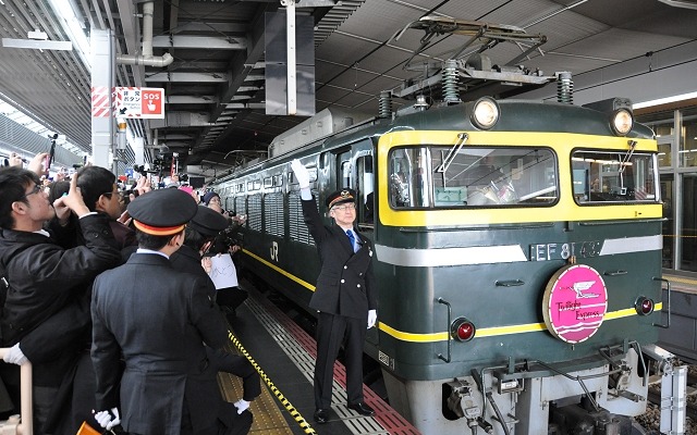 『トワイライトエクスプレス』は3月12日発を最後に運転を終了。札幌行き最終が大阪駅を出発した。（JR西日本提供）