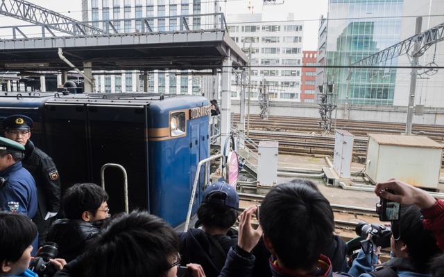 札幌駅4番ホームの苗穂寄り先頭部に殺到するファンたち。