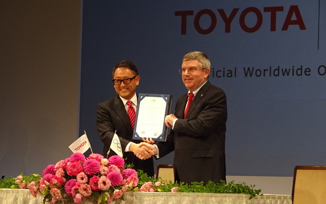 トヨタ自動車の豊田章男社長（左）とIOCのトーマス・バッハ会長（右）