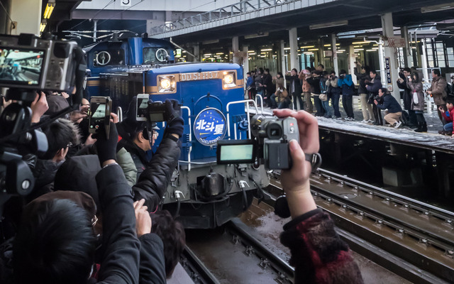 多くのファンに出迎えられて札幌駅4番線ホームに入線する上野行き上り『北斗星』。