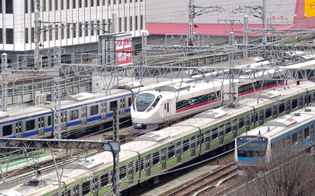 宇都宮線・高崎線・常磐線と東海道線が直通する「上野東京ライン」が3月14日に開業。常磐線の電車（左側2本）は東京を経て品川まで乗り入れる