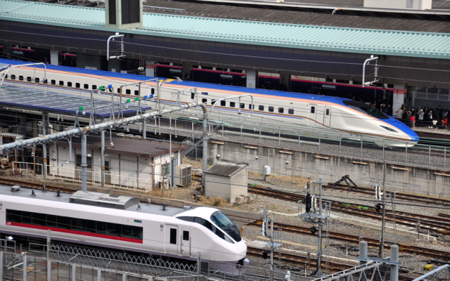 北陸新幹線の長野～金沢間が3月14日に延伸開業し、東京～金沢間を結ぶ列車の運転が始まった。写真は同日開業した「上野東京ライン」を走る常磐線特急（手前）と東京駅で顔を合わせた『はくたか』（奥）