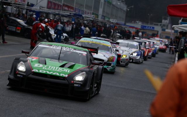 #24 GT-R（写真先頭）がGT500クラスの総合トップタイムをマーク。