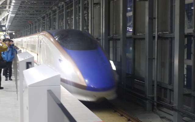 北陸新幹線「かがやき」。東京行きの512号