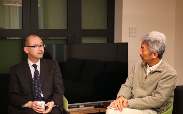 FOMM代表取締役の鶴巻日出夫氏（左）とUIEvolution取締役会長の中島聡氏