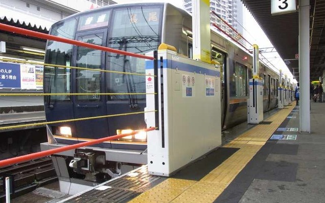 六甲道駅で試行運用されている昇降式ホーム柵。試用結果が良好なことから4月以降も引き続き設置する。