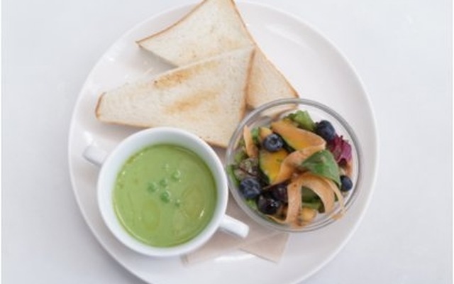 「グリーンピースポタージュ」と「～6種の野菜～彩りアンチョビサラダ」