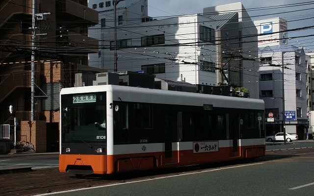 伊予鉄道の松山市内線を走る電車。3月下旬から無料でWi-Fiに接続できるようになる。