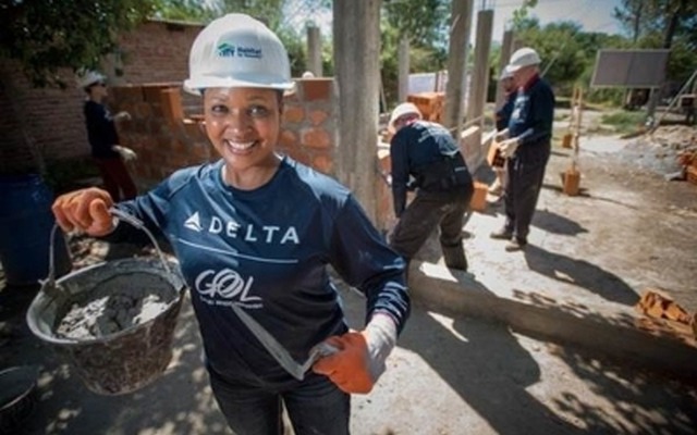 デルタ航空の社員ボランティア、ブエノスアイレスで家を建てる（1）
