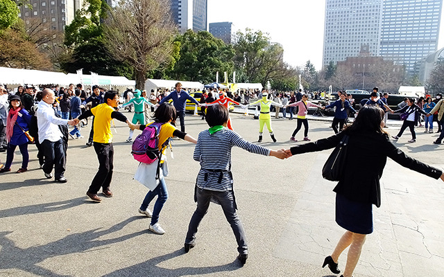 3月20日は国連が定めた「国際幸福デー」。これにあわせ日比谷公園で3月22日、「HAPPY DAY TOKYO 2015」が開催され、東北大震災の風化を防ぐ「311『つながる日』プロジェクト」らが出展。来場者たちに、震災から学んだ「つながること」の大切さを訴えた