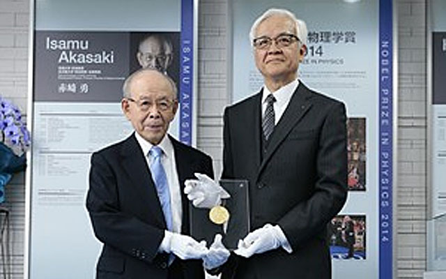 赤崎教授（左）からレプリカを寄贈される豊田合成の荒島社長