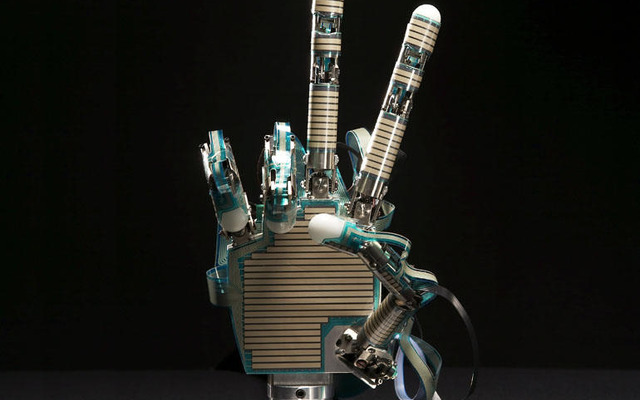 ホンダなど、脳活動でロボットを操作する技術を開発