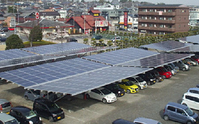 カリモク家具の緒川アウトレット駐車場に設置されたカーポート型太陽光発電設備