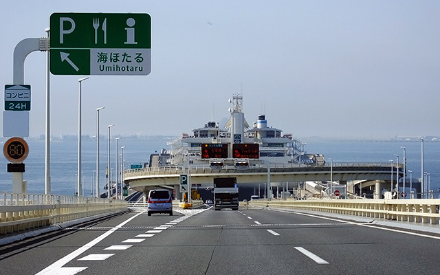 館山と新宿を結ぶ公共交通は、東京湾アクアラインを経由する高速バスや、内房線・総武線を経由するJR特急などがある。同区間の高速バス路線は、山手トンネル（首都高速道路中央環状新宿線）の全通によって、従来よりも所要時間が10～20分短縮され、「定時運行率が増えた」と関係者はいう