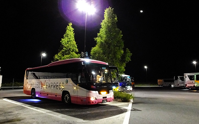 新名神高速道路 土山サービスエリア（滋賀県甲賀市）で休憩するウィラーバス。SAの駐車場などでは、乗務員による安全点検が行なわれ、ホイールナットを叩くカチカチという音が聞こえてくる