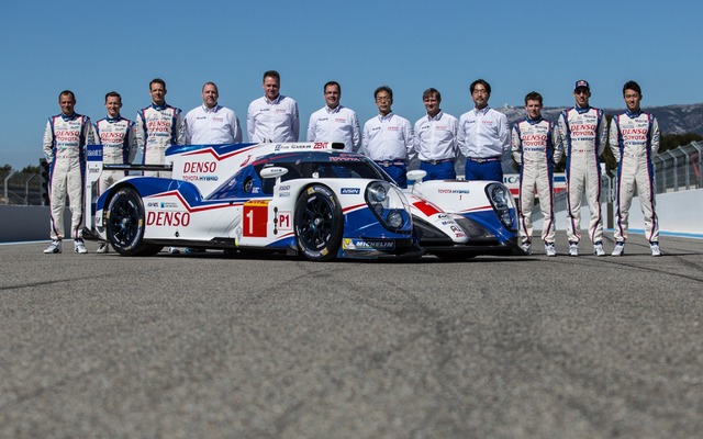 15年仕様に進化したトヨタTS040と、中嶋一貴（右端）らチームメンバー。