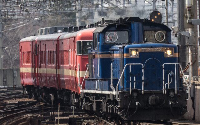 3月13日限りで営業運行を終了した711系は解体に向けて廃車回送が始まっている。写真はディーゼル機関車にけん引され、札幌運転所から札幌貨物ターミナルまで運行された廃車回送列車の第一陣。