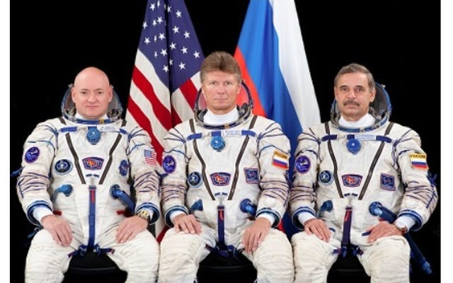 42Sクルーの（左から）スコット・ケリー宇宙飛行士、ゲナディ・パダルカ宇宙飛行士、ミカエル・コニエンコ宇宙飛行士