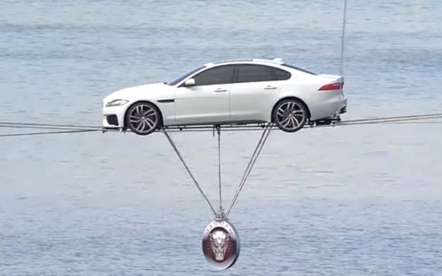 運河の上を綱渡りする新型ジャガーXF