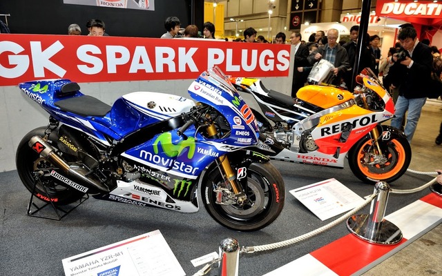 NGK スパークプラグを使用しているホンダ RC213Vとヤマハ YZR-M1