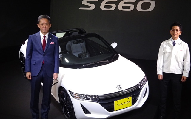 ホンダ 峯川尚専務執行役員（左）とS660開発責任者の椋本陵氏（右）