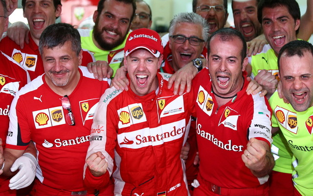 フェラーリスタッフと勝利を喜ぶベッテル