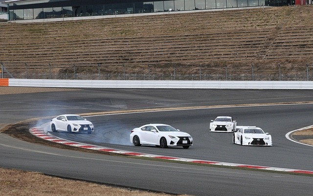 これは2台のGTマシンをRC Fがドリフトしながらアウトから追い越すシーン