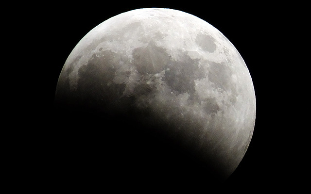 8日の皆既月食　18：36　1/125sec　f6.4　千葉港