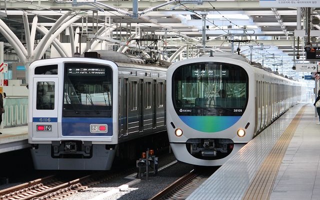 池袋線は今年4月15日に開業100周年を迎える。写真は池袋線石神井公園駅に停車中の30000系（右）と6000系（左）。