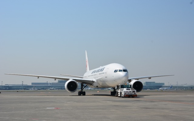 巨大な航空機を押すトーイングカー