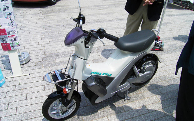 【エコカーワールド06】燃料電池スクーターに試乗したぞ!