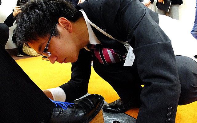 コロンブス「第43回靴みがき入社式」のようす。同社常務取締役の大下正則氏は今回の入社式を終えて「心を空っぽにしてみがくと、心がみがかれる」と総評した