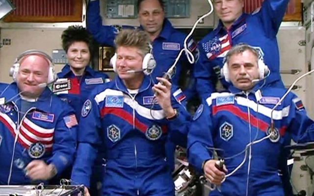 ISSに到着後、地上と交信を行う42Sクルー（手前左からスコット・ケリー宇宙飛行士、ゲナディ・パダルカ宇宙飛行士、ミカエル・コニエンコ宇宙飛行士）