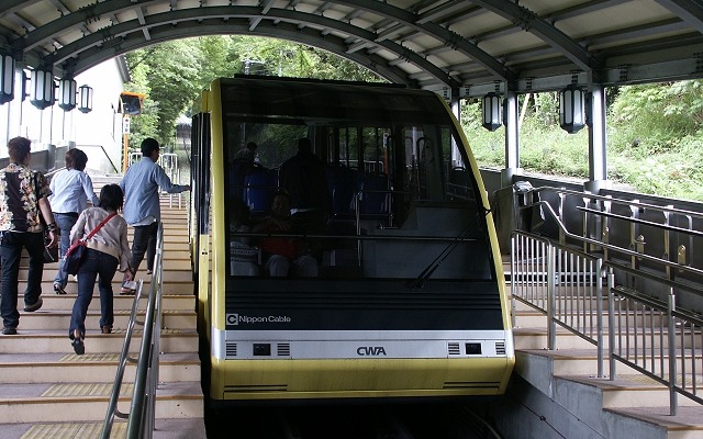 皿倉山を登る帆柱ケーブルのケーブルカー。4月1日付で社名を「皿倉登山鉄道」に改称した。
