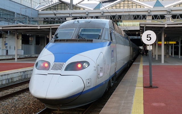JR西日本とコレイルは鉄道・船舶による往復とフリー切符を組み合わせた新しい旅行商品を発売する。写真はコレイルが運行する韓国高速鉄道（KTX）。
