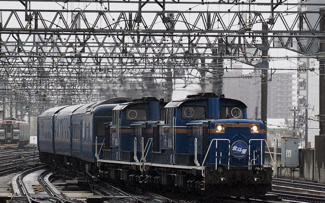 終着の札幌駅に入線する下り臨時『北斗星』（8007列車）。