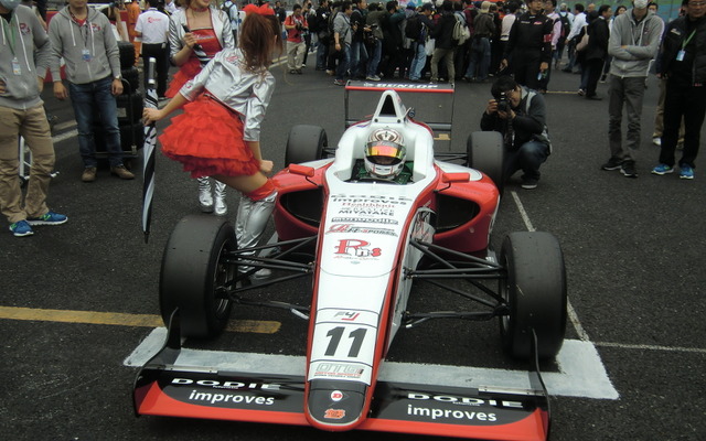 #11 牧野は予選6位からの優勝。