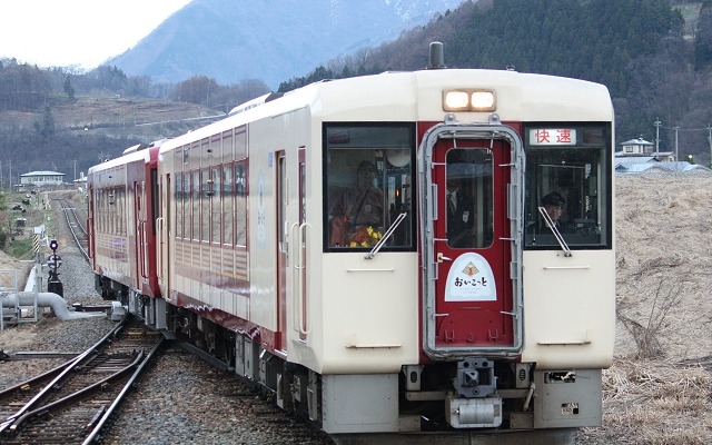 「快速」の列車種別を表示して替佐駅に入線する『おいこっと』。土曜・休日を中心に長野～十日町間を1往復する。