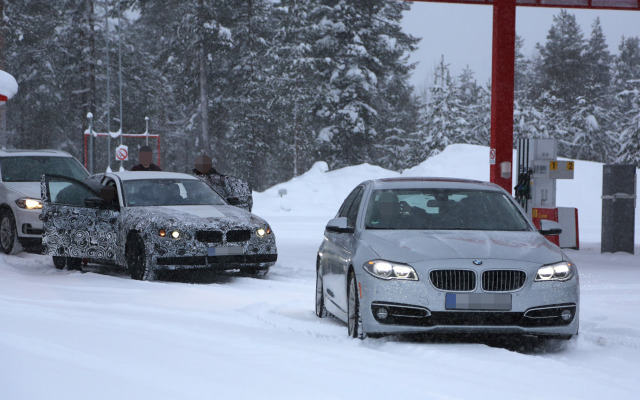 BMW 5シリーズ 次期型（左）スクープ写真