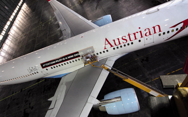 MINI プロモーション用飛行機が福岡空港に着陸