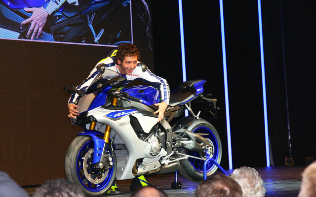 ヤマハ YZF-R1新型とバレンティーノ・ロッシ選手（ミラノショー14）